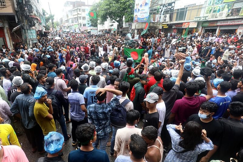 কোটা সংস্কার আন্দোলনের কেন্দ্রীয় কর্মসূচির অংশ হিসেবে বিক্ষোভ মিছিল ও সমাবেশ করেন পাবনার আন্দোলনকারী শিক্ষার্থীরা। আজ শনিবার পাবনা শহরের আবদুল হামিদ সড়ক ট্রাফিক মোড় এলাকায়